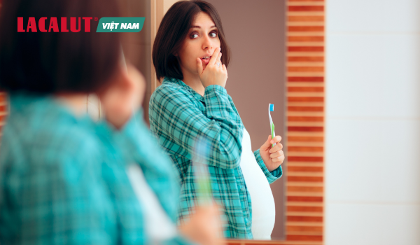 chảy máu chân răng báo hiệ bệnh lý răng miệng khi mang thai